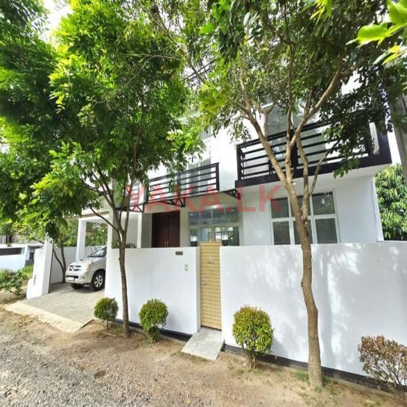 Almost Brand New Luxury Three Story House For Sale In Piliyandala