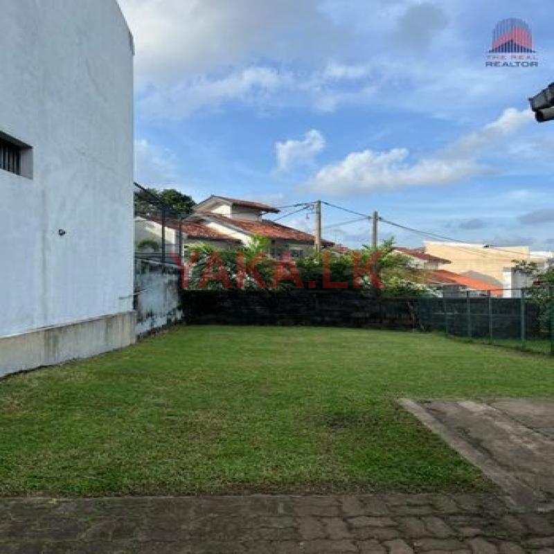 03 Bedroom Large House in Good Livable Condition Mirihana (HSS127)