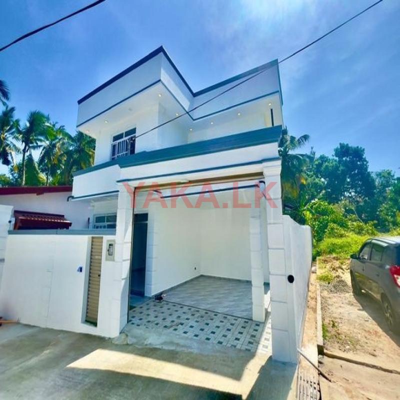 ප්‍රධාන පාරට ආසන්නව අලුත්ම දෙමහල් නිවසක් විකිණීමට කැස්බෑව