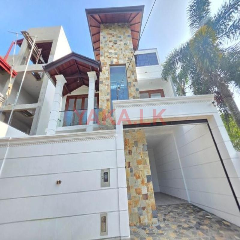 පිලියන්දලින් සුකෝපබෝගී අලුත්ම තෙමහල් නිවස ඉක්මනින් විකිනීමට