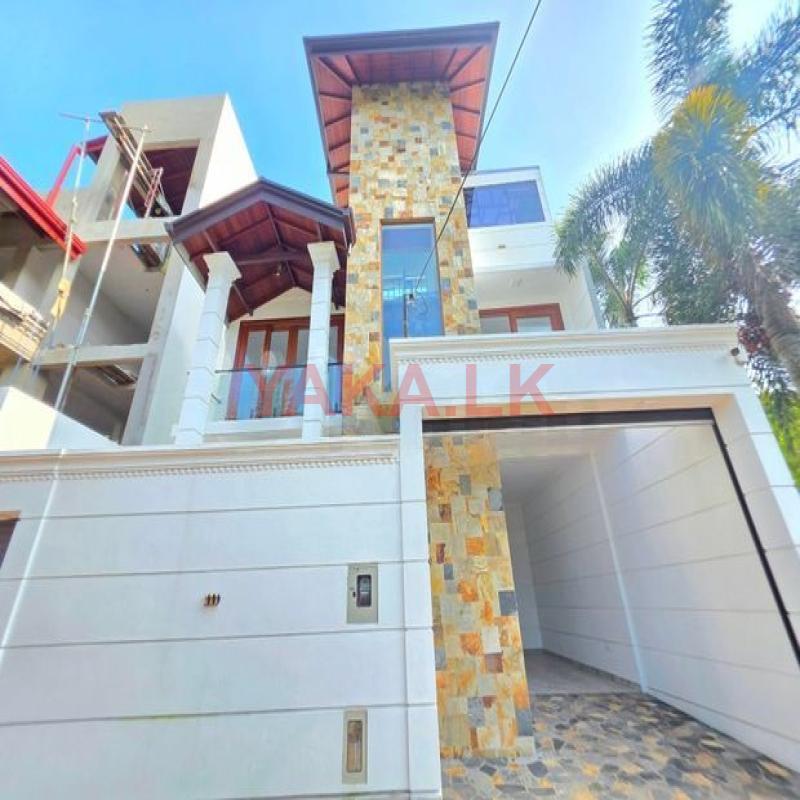 පිලියන්දලින් සුකෝපබෝගී අලුත්ම තෙමහල් නිවස විකිනීමට