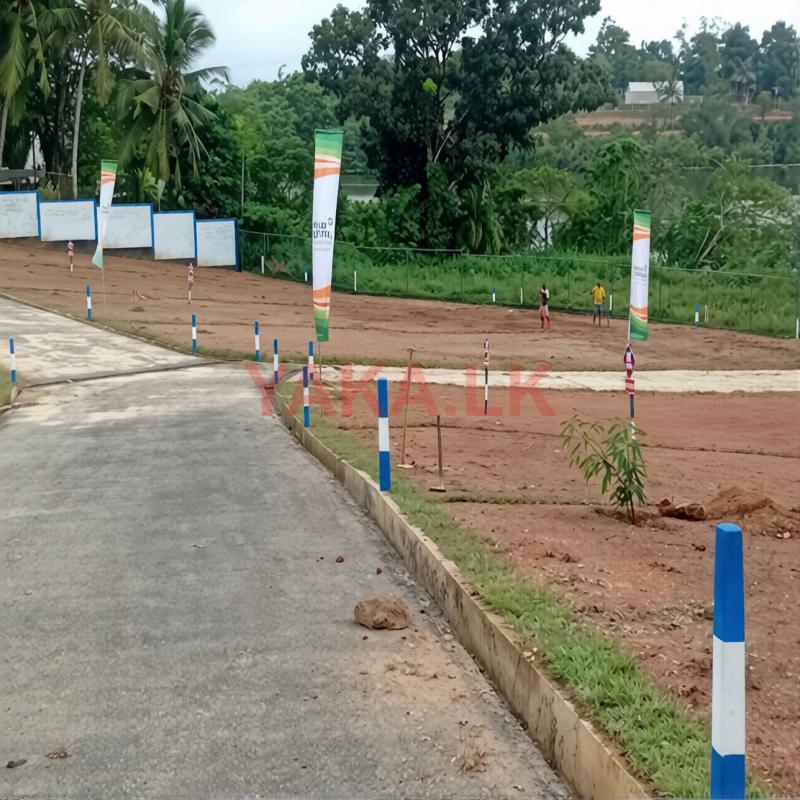 බණ්ඩාරගම නගරයෙන් වැවක් අසලින් බිම්කොටස්