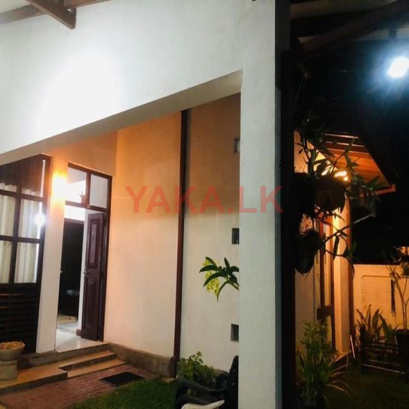 Charming Modern Home Convenient Location Adiambalama