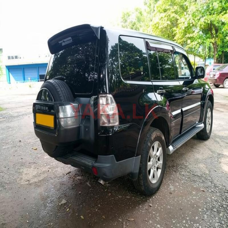 Rent A Car - Mitsubishi Montero 2016