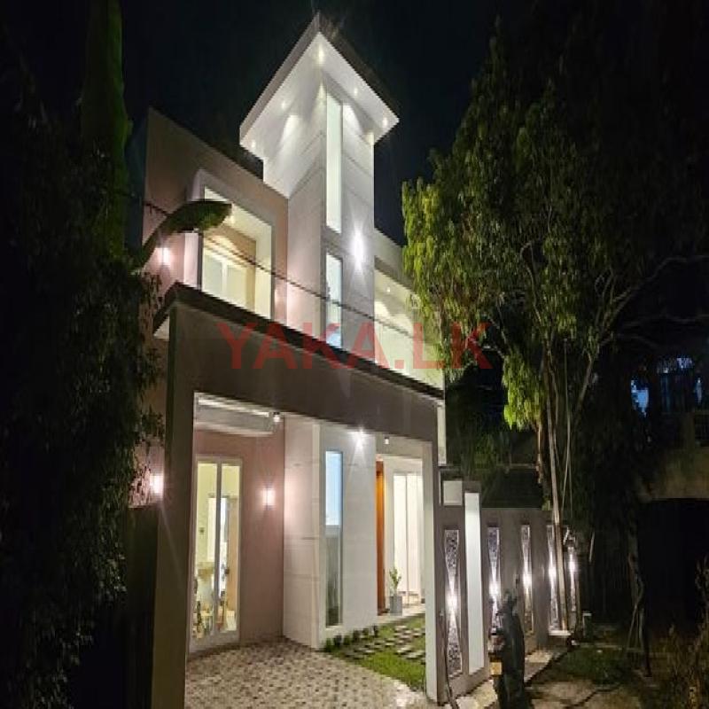 පදින්චි නොවු අලුත්ම දෙමහල් නිවස පිලියන්දල නගරයේ