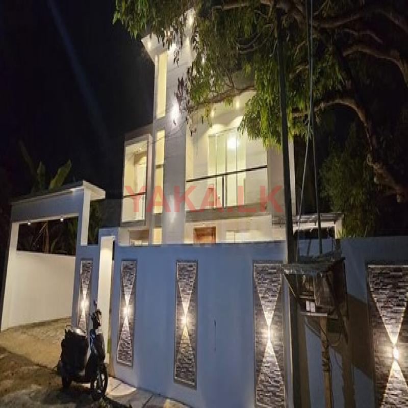 Swimming pool with luxury house Piliyandala